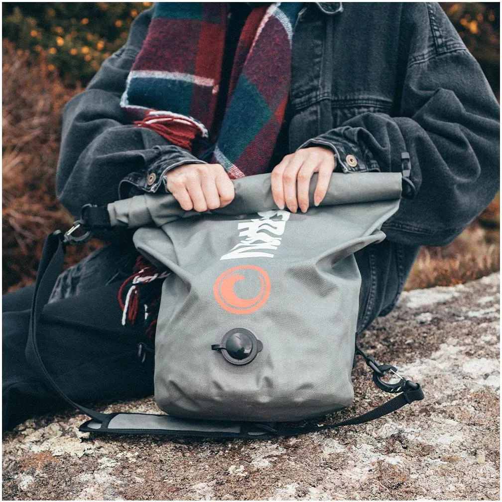 NC-BAG-30L-GRY | Sac à Dos Northcore Waterproof 30L – Aventure Vanlife 6- Grey.webp