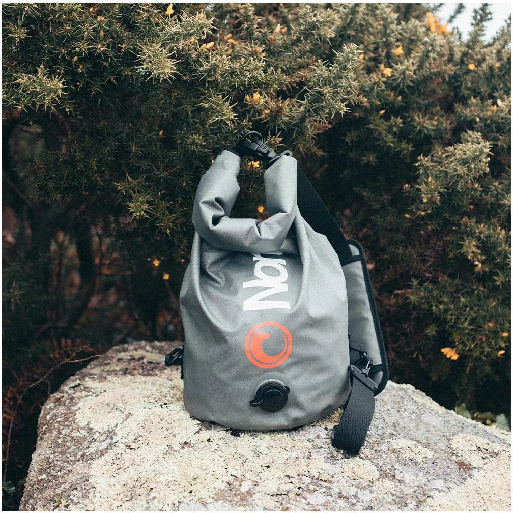 NC-BAG-30L-GRY | Sac à Dos Northcore Waterproof 30L – Aventure Vanlife 4- Grey.webp